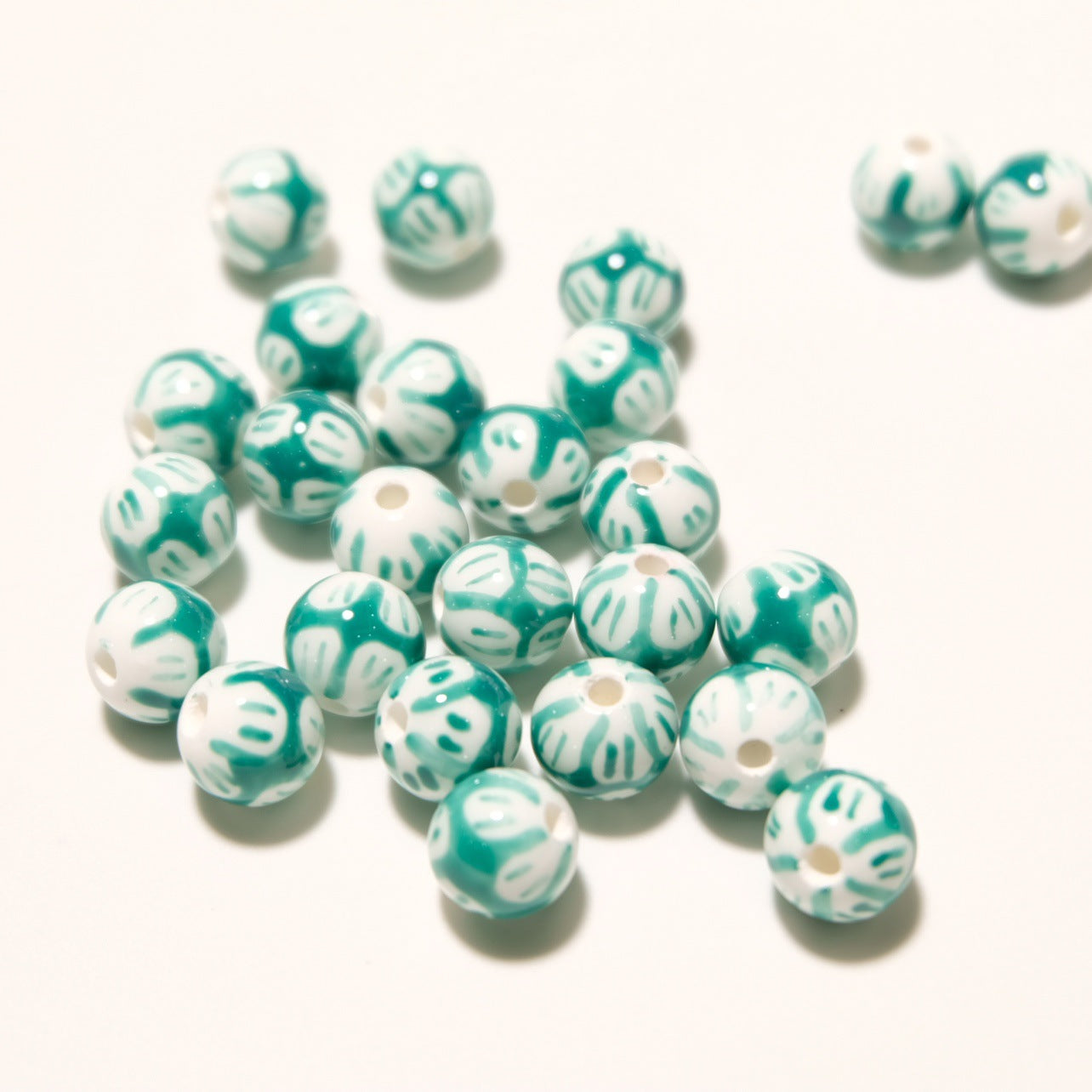 Venta al por mayor, pétalos pintados a mano de 12MM, adornos de bricolaje, cuentas de cerámica